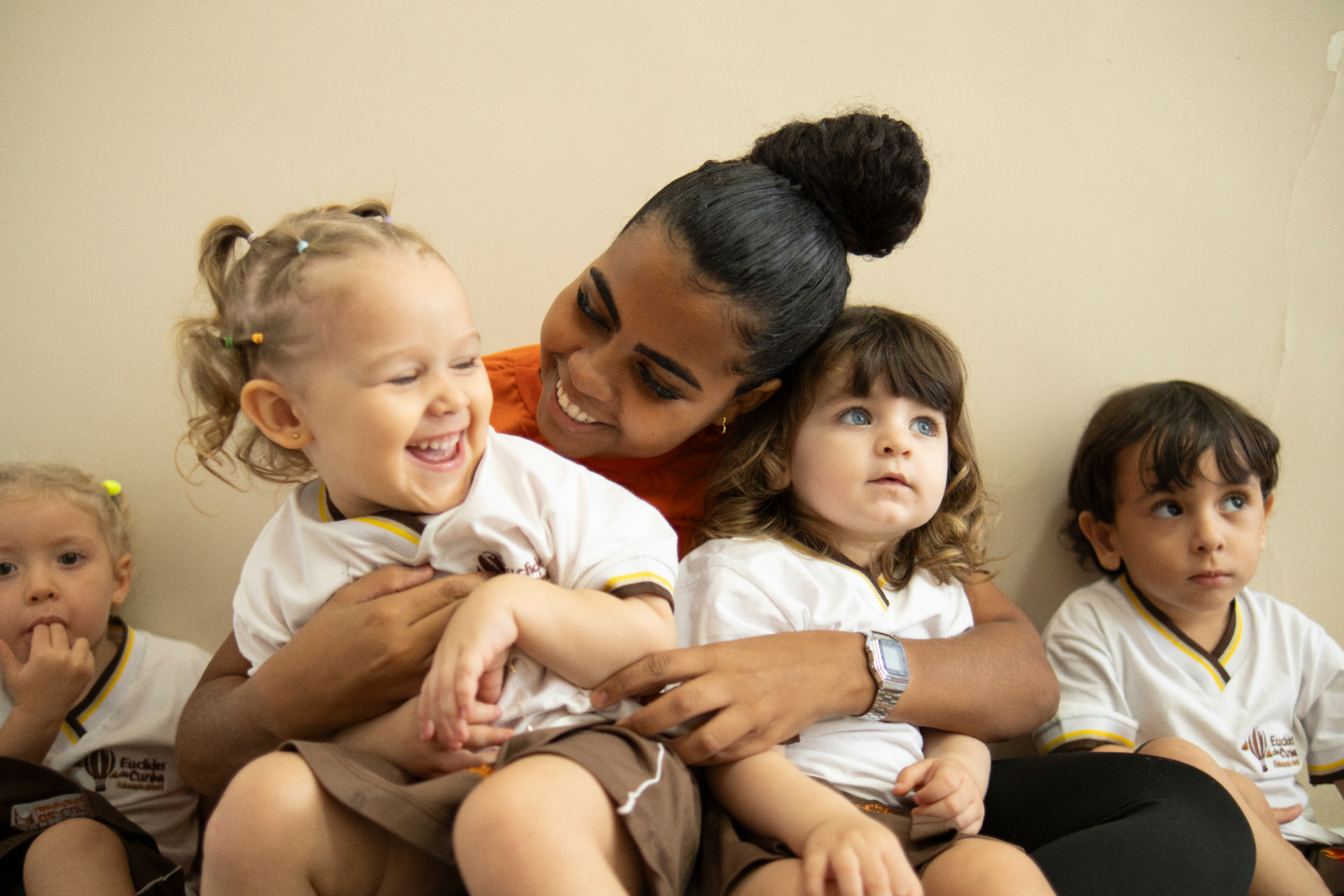 Educadora acolhendo alunos do Grupo Euclides