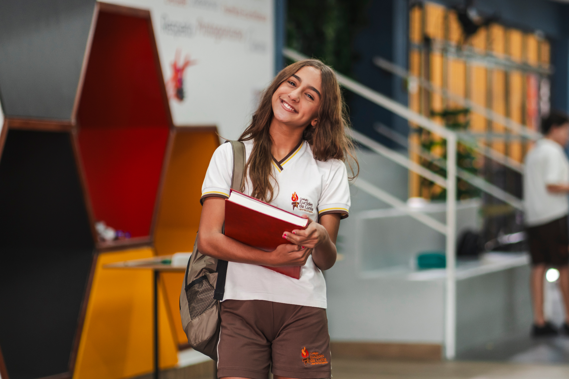 Aluna do Grupo Euclides em ambiente escolar